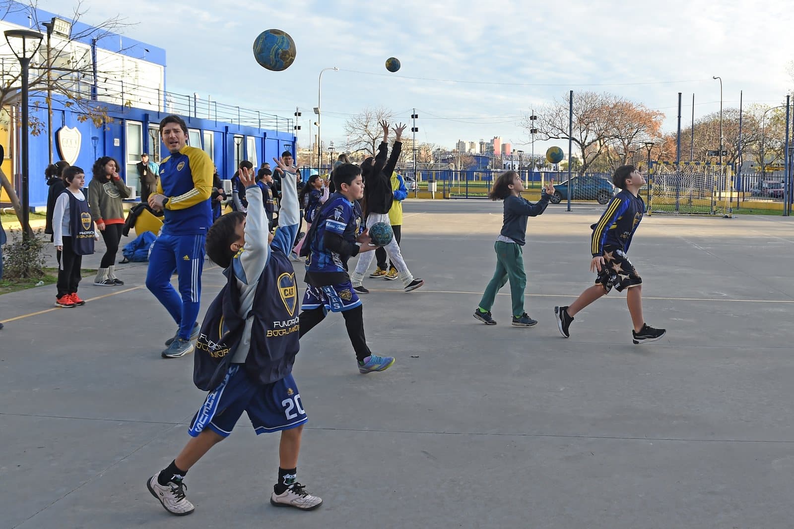 Chicos y chicas de la escuelita de fútbol durante la clínica de handball