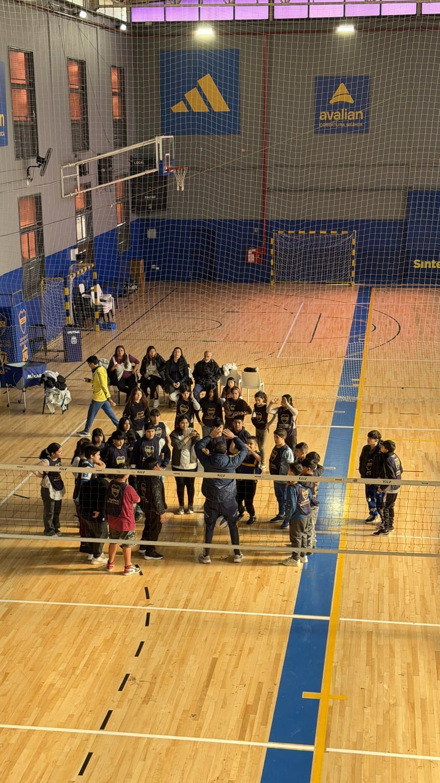 Estudiantes durante la clínica de vóley en el gimnasio del club