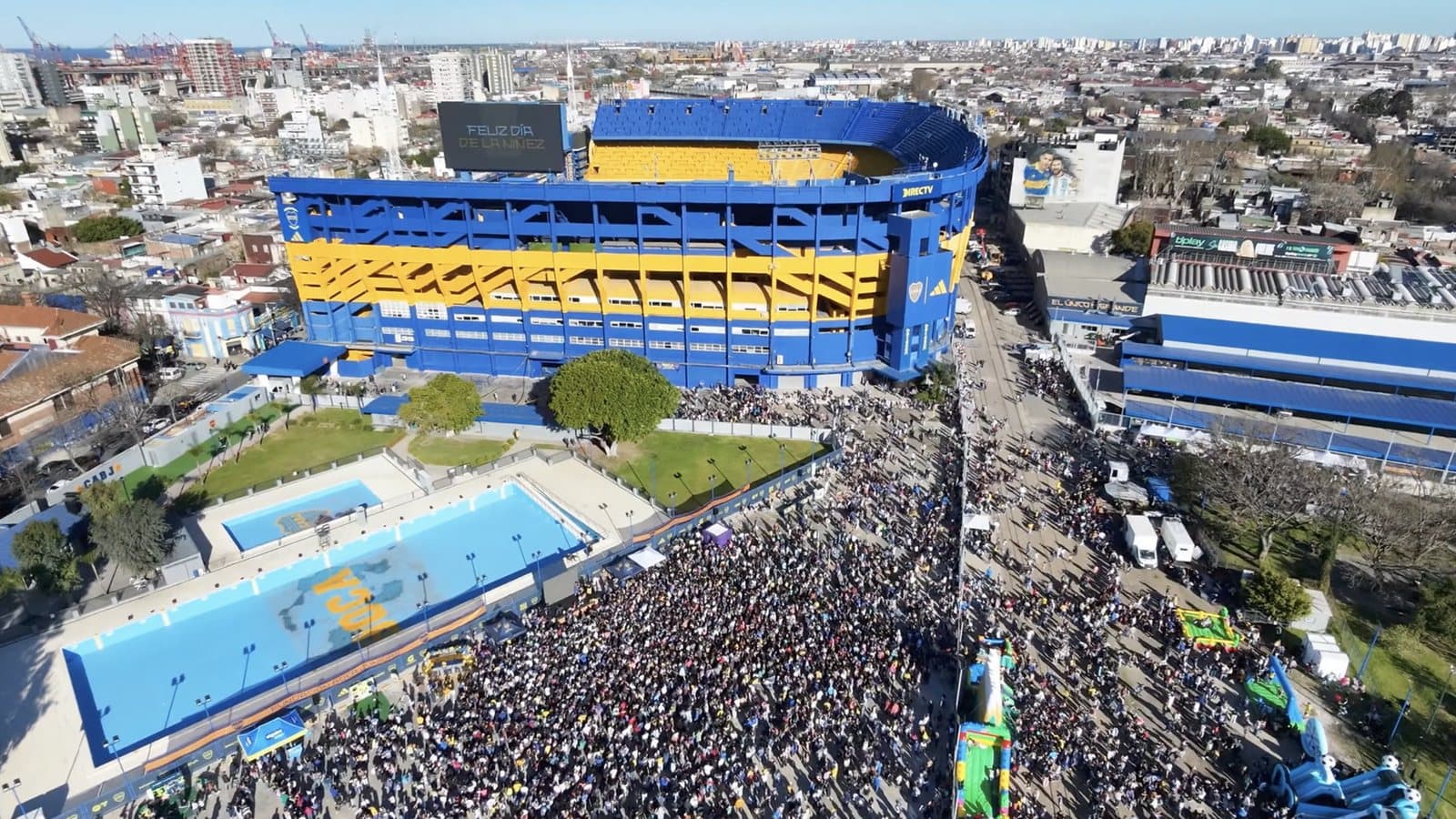 Vista aérea de la Bombonera y la pileta del club, con los playones y las calles colmados de familias